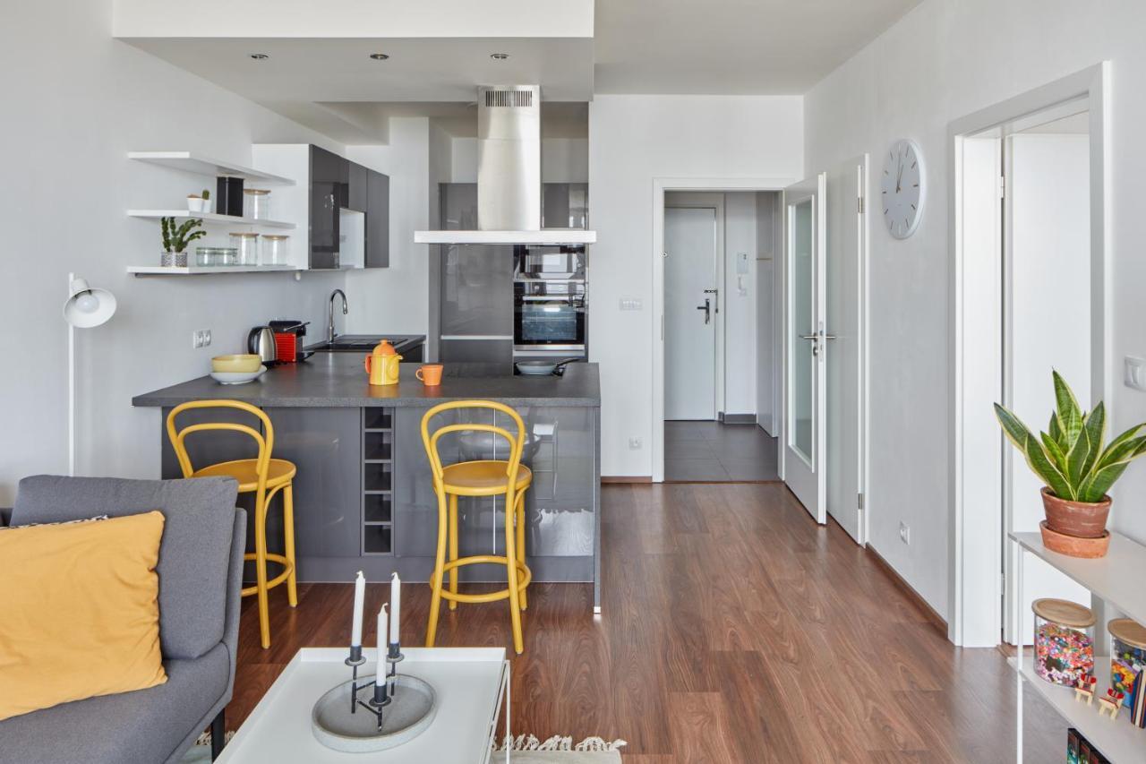 Days - Bright Interior - Free Parking - Spacious Layout Apartment Prag