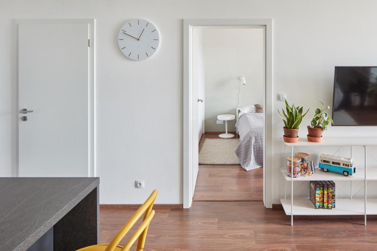 Days - Bright Interior - Free Parking - Spacious Layout Apartment Prag